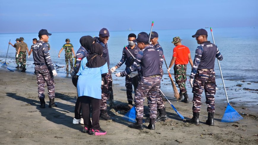 Yonif TP 804/DBAY Berpartisipasi dalam Karya Bhakti Pembersihan Pantai Nabire dalam Rangka HUT TNI AL dan RRI