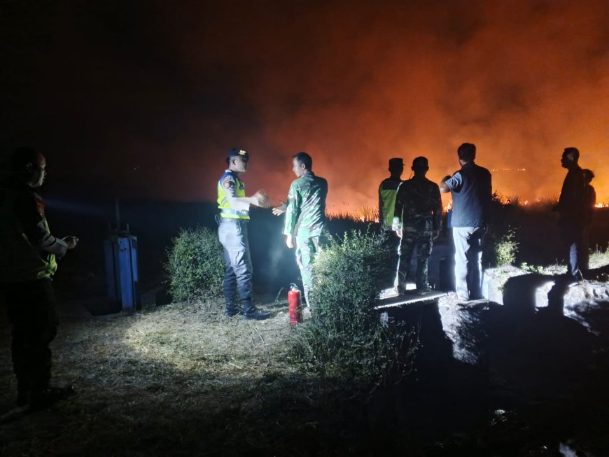 Babinsa Koramil 11/Pangkah Sigap Tangani Kebakaran Lahan Tebu di Penusupan