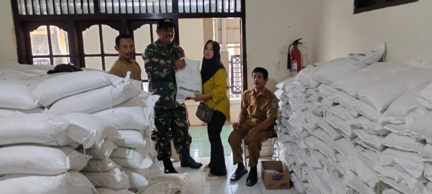 Babinsa Dampingi Penyaluran Bantuan Pangan, Ringankan Beban Warga Desa Tonggara
