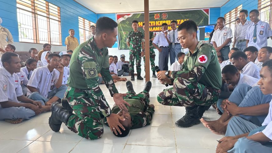 Tim Kesehatan Yonif TP 804/DBAY Bersama Denkesyah Nabire Gelar Sosialisasi BHD di SMA YPBI Sion Nabire