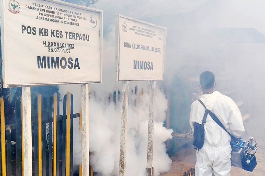 Cegah DBD dan Malaria, Kodim 1707/Merauke Bersama Denkesyah Lakukan Fogging di Lingkungan Asrama