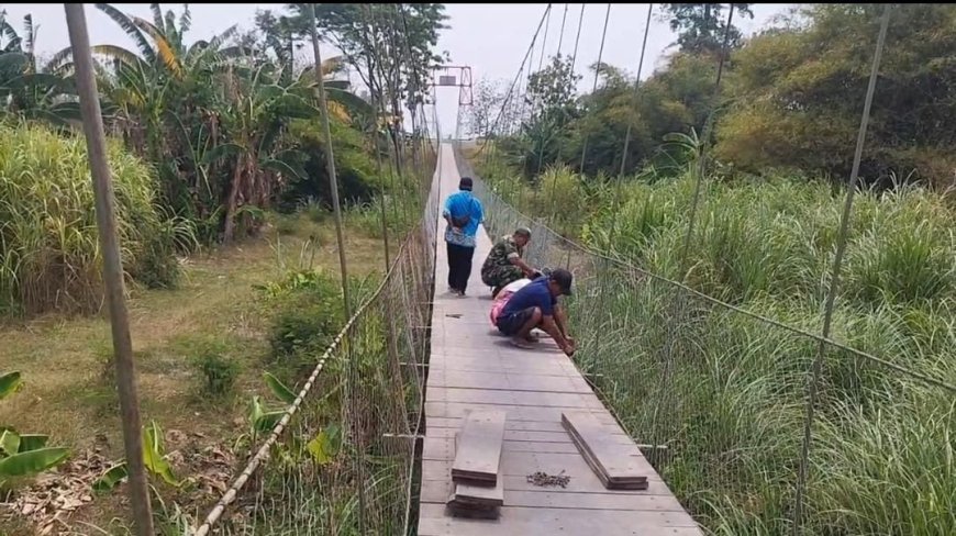 Koramil 05/Suradadi Bersama Warga Laksanakan Perawatan Jembatan Gantung Garuda Desa Gembongdadi