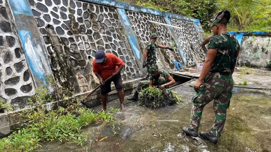 Gotong Royong Bersihkan Gereja, Prajurit Yonif TP 860/NSK Bersama Jemaat GKI Betania Waren