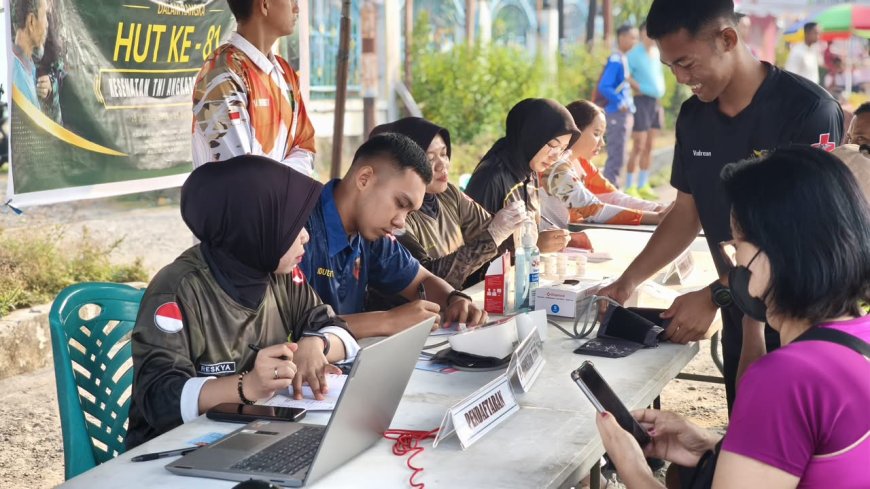 Ditengah Keramaian CFD Masyarakat Nabire Hadir Pelayanan Cek Kesehatan Gratis Dari Tim Kesehatan Yonif TP 804/DBAY