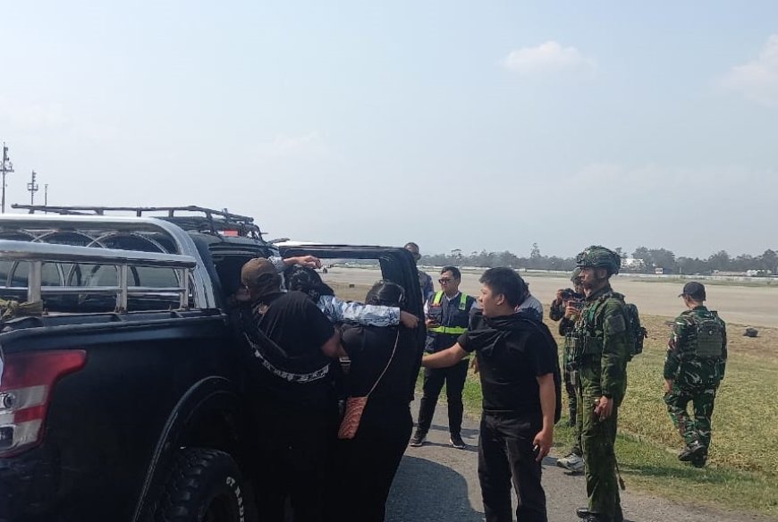 Dari Mbua ke Wamena, Istri Aris Sanda Tiba di Rumah Duka
