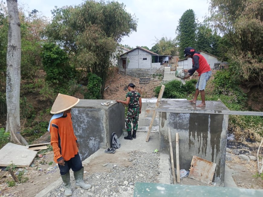 Babinsa Kodim 0712/Tegal Terus Dampingi Progres Pembangunan Jembatan Gantung Garuda di Dukuhwaru