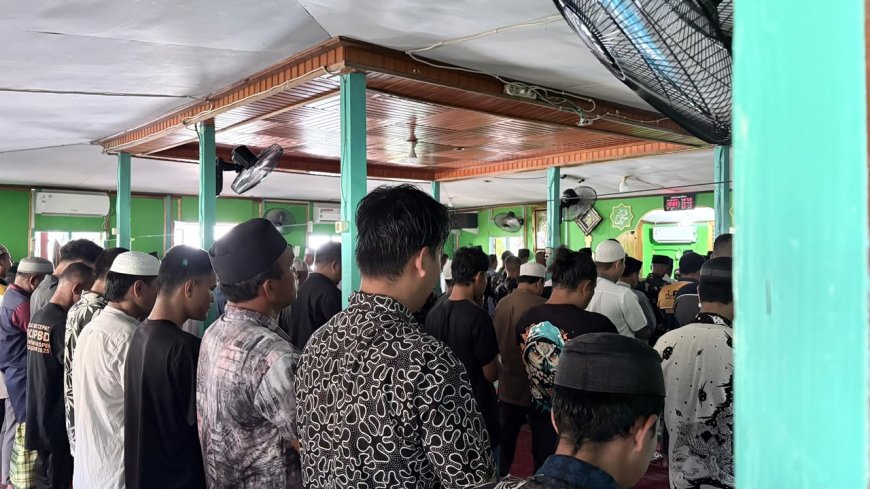 Prajurit Yonif TP 860/NSK Sholat Jumat Bersama Warga di Masjid Nurul Anwar Waropen