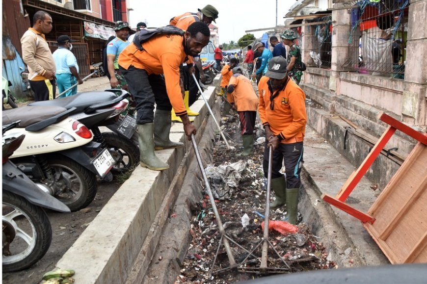 Semangat HUT ke-81 TNI, Ratusan Prajurit Bersama Instansi di Merauke Bersihkan Pasar Wamanggu