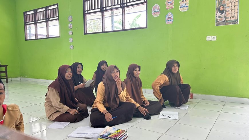 Prajurit Yonif TP 860/NSK Bekali Siswa MTs Ma’arif NU Waropen Wawasan Kebangsaan dan Kepramukaan