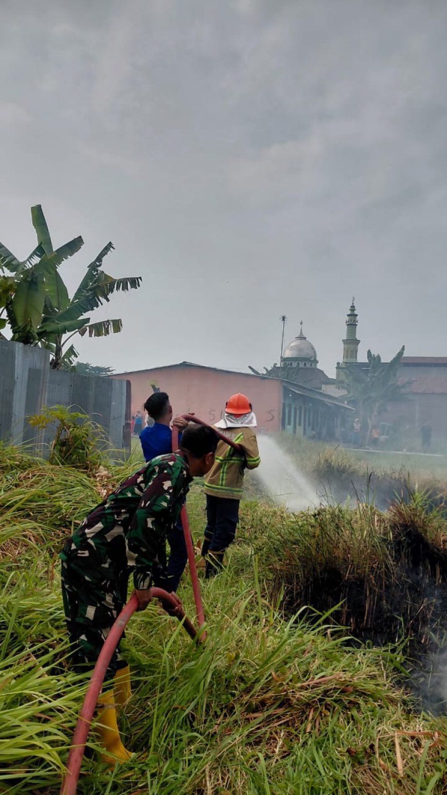Gerak Cepat Koramil 02/Tegal Timur Padamkan Karhutla di Slerok