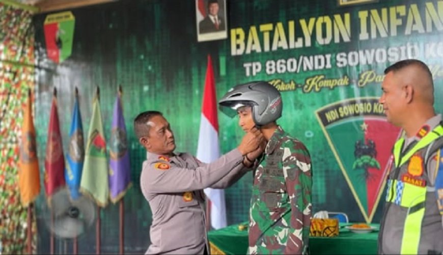 Peringati HUT ke-71 Lalu Lintas, Polres Waropen Bagikan Helm dan Edukasi Prajurit Yonif TP 860/NSK