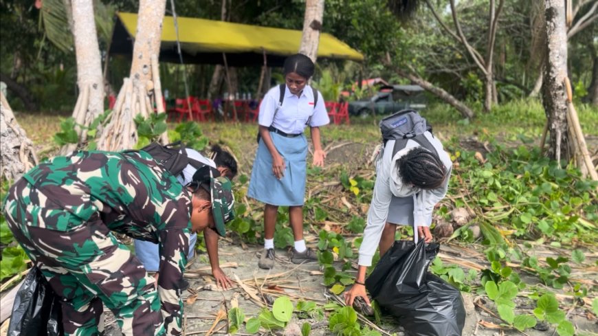 Yonif TP 809/NTM Gelar Karya Bakti Bersihkan Pantai Kodok Sarmi