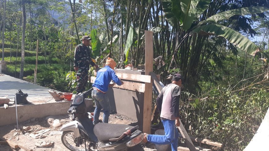 Dandim Banjarnegara Tinjau Pembangunan Jembatan Garuda Beton Sungai Jarompang