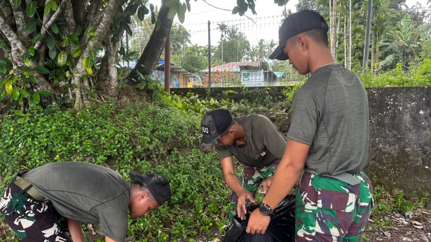 Prajurit Yonif TP 860/NSK Bersama Warga Bersihkan Pantai Ronggaiwa Waropen