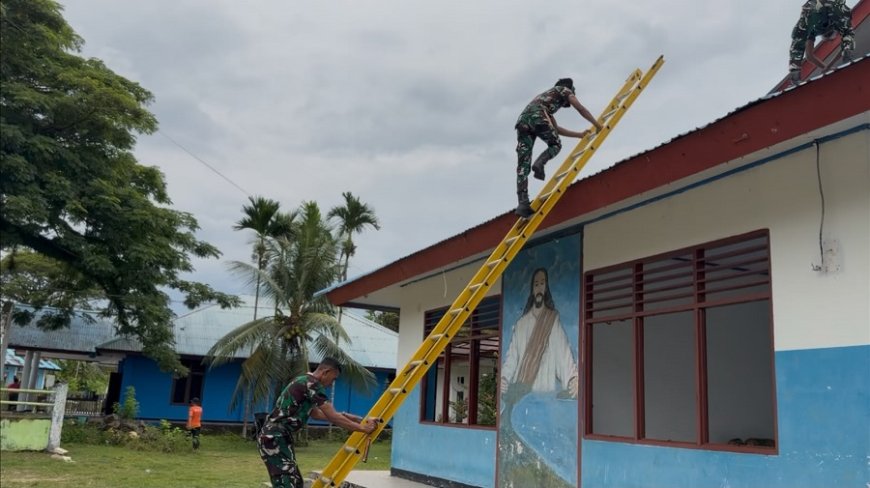 Yonif TP 809/NTM Bersama Bupati Sarmi Gotong Royong Persiapkan Renovasi Kantor Klasis Sarmi Barat