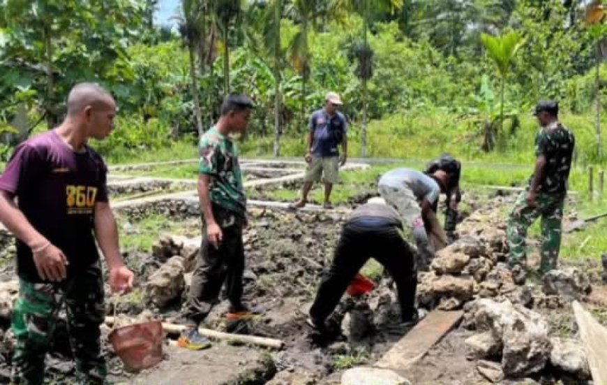 Prajurit Yonif TP 860/NSK dan Jemaat Alfa Omega Roambak Gotong Royong Bangun Gereja