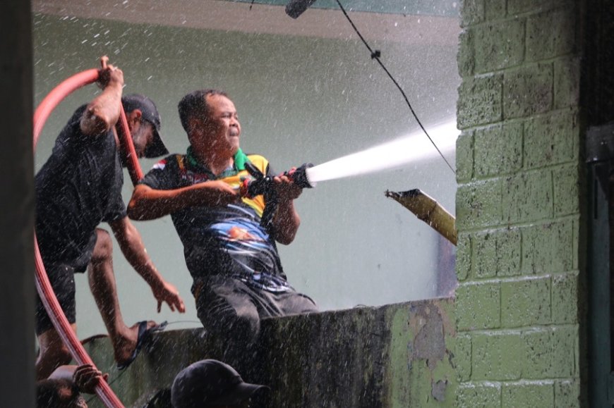 Babinsa dan Damkar Kodim 1701/Jayapura Sigap Padamkan Kebakaran Rumah Dinas di Angkasa