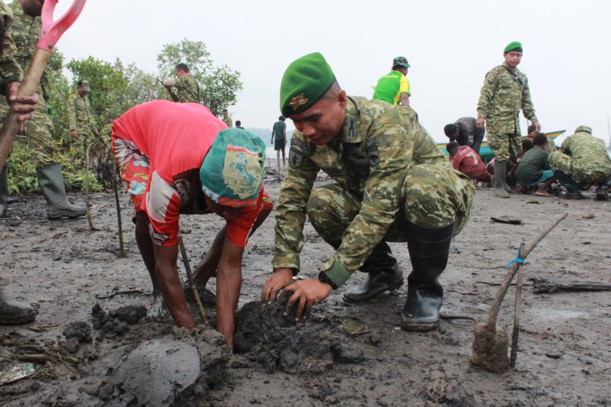 Semangat Gotong Royong, Yonif TP 820/DAAI dan Masyarakat Tanam Mangrove