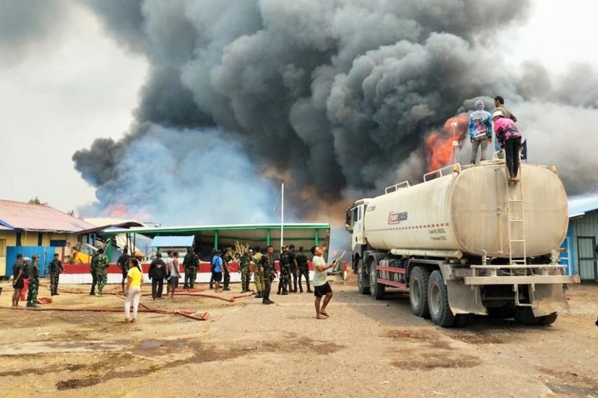 Pos Koramil Ilwayab Ikut Terbakar, Babinsa Tetap Berjuang Selamatkan Warga dan Padamkan Kobaran Api