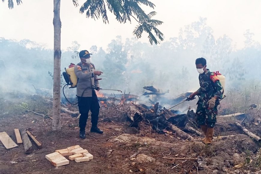 Sinergi Babinsa, Bhabinkamtibmas dan Masyarakat Padamkan Kebakaran Lahan di Kampung Metaat Makmur Elikobel