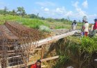 Bersama Warga, Babinsa Skanto Percepat Pembangunan Jembatan di Arsopura