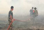 Kebersamaan Babinsa, TNI dan Masyarakat; Padamkan Api di Kampung Marga Mulya Merauke