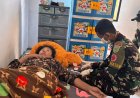 Si Cepat Yonif TP 860/NSK Datangi Rumah Warga untuk Berikan Pengobatan di Waropen