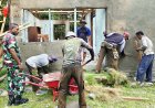 Masuki Hari Kedua, TNI dan Tukang Bergotong Royong Rehabilitasi Rumah Mekias Enembe