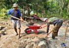 Gotong Royong TNI dan Tim Tukang Warnai Rehabilitasi Rumah di Sentani Barat
