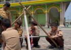 Melalui Program TEKAD, Yonif TP 860/NSK Latih Siswa MI At-Taqwa Membuat Pionering