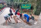 Pemasangan Plang “Negara Hadir untuk Rakyat” Warnai Pembangunan Jembatan Garuda di Paweden