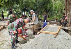 Gotong Royong TNI dan Warga dalam Rehabilitasi Rumah di Kampung Sabron Sari