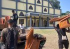 Yonif TP 860/NSK Bersihkan Gereja Santo Yoseph SP VI Lewat Program TAMPIL