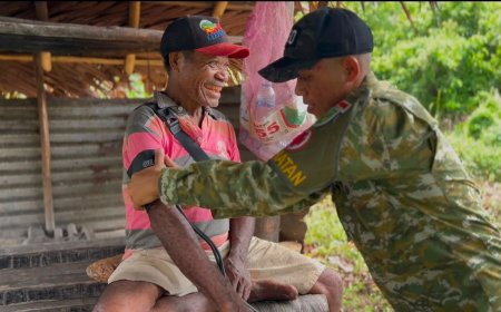 Sambut HUT TNI ke-81, Yonif TP 860/NSK Turun Langsung Layani Kesehatan Warga SP VII Waropen