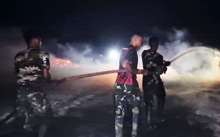 Prajurit TNI-AD dan Warga, Bersama-Sama Berjibaku Padamkan Kebakaran Lahan di Yaba Maru Merauke