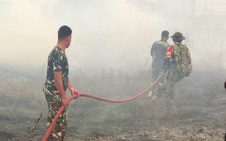 Kebersamaan Babinsa, TNI dan Masyarakat; Padamkan Api di Kampung Marga Mulya Merauke