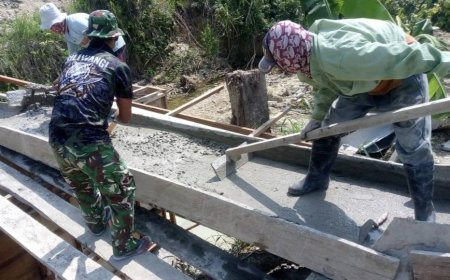 Satgas Jembatan Garuda Bersama Warga Lanjutkan Pengecoran Abutmen