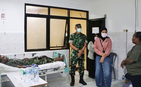 Tak Sekadar Memimpin, Dandim Jayapura Hadir Menguatkan Anggota yang Sakit