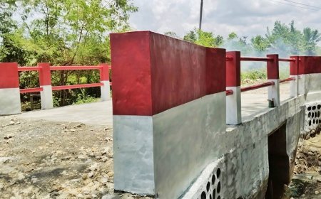Gotong Royong Babinsa dan Warga Tuntaskan Finishing Jembatan Garuda Beton Kriko 2