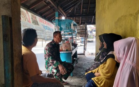 Babinsa Koramil 12/Jatinegara Jalin Silaturahmi dengan Warga Melalui Komsos di Rumah Warga