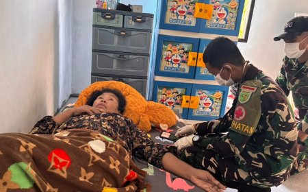 Si Cepat Yonif TP 860/NSK Datangi Rumah Warga untuk Berikan Pengobatan di Waropen