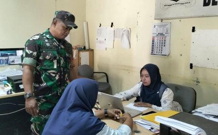 Babinsa Karangkobar Dampingi Warga Desa Karanggondang Urus Akta Kelahiran