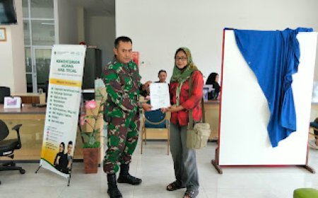 Semarak HUT ke-81 TNI, Babinsa Kodim 0712/Tegal Dampingi Warga Pembuatan Akta Kelahiran