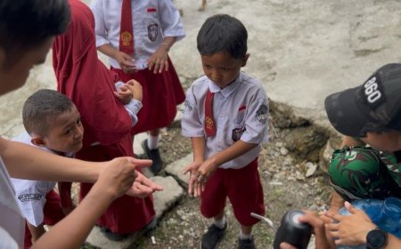 TEKAD Yonif TP 860/NSK, Ajarkan Siswa SD Inpres Waren 1 Cara Cuci Tangan yang Benar