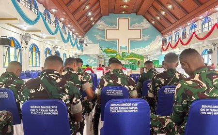 Program LONCENG, Prajurit Yonif TP 860/NSK Ibadah Minggu Bersama Jemaat di Waropen