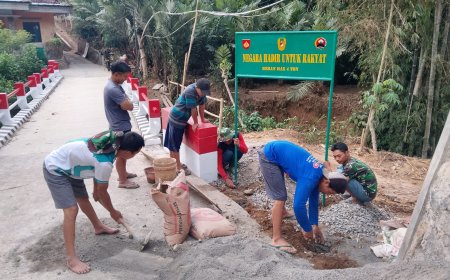 Pemasangan Plang “Negara Hadir untuk Rakyat” Warnai Pembangunan Jembatan Garuda di Paweden