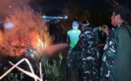 Gerak Cepat Prajurit Kodim 1707/Merauke, Bersama-Sama Padamkan Kebakaran Lahan di Wilayah Kelurahan Samkai