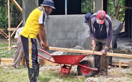 Gotong Royong TNI-Polri Warnai Perbaikan Rumah Tidak Layak Huni di Sabron Sari
