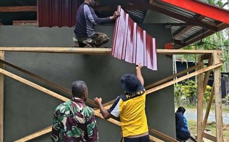 Rehabilitasi Rumah Warga di Sentani Barat Perkuat Kemanunggalan TNI dengan Rakyat