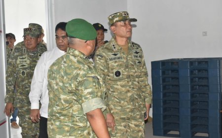 Pangdam IV/Diponegoro Tinjau KDKMP Kemantran dan Dukuhturi, Salurkan Bantuan Sembako kepada Masyarakat